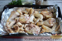 Фото приготовления рецепта: Курица, запеченная с цветной капустой, под соусом песто - шаг №7