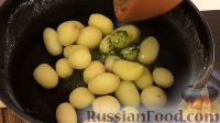 Фото приготовления рецепта: Салат из молодой капусты, оливок и зелёного горошка - шаг №4