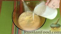 Фото приготовления рецепта: Быстрый заливной пирог на кефире, с луком и яйцом - шаг №3