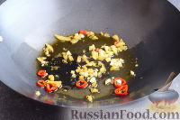 Фото приготовления рецепта: Бами горенг (лапша, жаренная с мясом и овощами) - шаг №4
