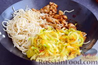 Фото приготовления рецепта: Бами горенг (лапша, жаренная с мясом и овощами) - шаг №10