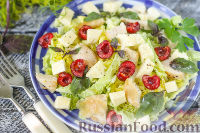 Фото к рецепту: Летний салат с индейкой, черешней и сыром фета