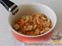 Фото приготовления рецепта: Тушеная курица со стручковой фасолью - шаг №9