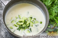 Фото приготовления рецепта: Картофельный суп-пюре с огурцами - шаг №5
