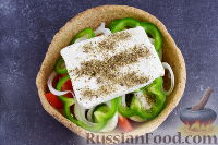Фото приготовления рецепта: Салат "Хорьятики" (греческий салат) - шаг №4