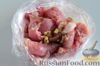 Фото приготовления рецепта: Свинина, запеченная с айвой (в рукаве) - шаг №6