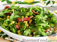 Фото к рецепту: Салат из рукколы, кукурузы и бекона