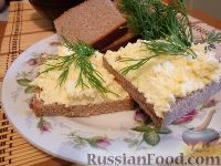 Фото к рецепту: Салат с сыром и яйцом