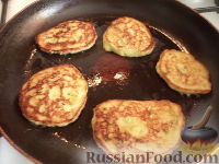 Фото приготовления рецепта: Оладьи из кабачков, на кефире (сладкие) - шаг №7