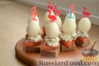 Фото приготовления рецепта: Канапе с семгой, сыром и перепелиными яйцами - шаг №8