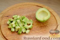 Фото приготовления рецепта: Салат с креветками и авокадо - шаг №2