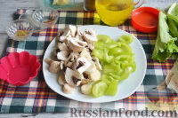 Фото приготовления рецепта: Салат с утиной грудкой и клубничным соусом - шаг №13