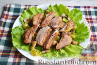 Фото приготовления рецепта: Салат с утиной грудкой и клубничным соусом - шаг №20