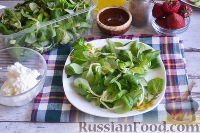 Фото приготовления рецепта: Салат с курицей и клубникой - шаг №2