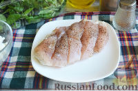 Фото приготовления рецепта: Салат с курицей и клубникой - шаг №4