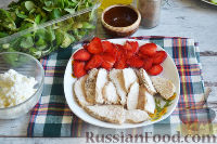 Фото приготовления рецепта: Салат с курицей и клубникой - шаг №6