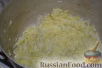 Фото приготовления рецепта: Макароны с капустой и шкварками (по-венгерски) - шаг №3