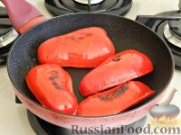 Фото приготовления рецепта: Салат с жареными кабачками и перцем - шаг №3