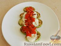 Фото приготовления рецепта: Салат с жареными кабачками и перцем - шаг №11