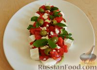 Фото приготовления рецепта: Салат с жареными кабачками и перцем - шаг №14