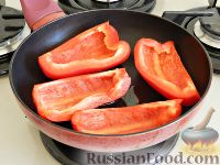 Фото приготовления рецепта: Салат с жареными кабачками и перцем - шаг №2
