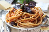 Фото к рецепту: Спагетти с томатным соусом, оливками и каперсами