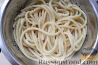 Фото приготовления рецепта: Спагетти с томатным соусом, оливками и каперсами - шаг №2