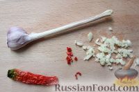 Фото приготовления рецепта: Спагетти с томатным соусом, оливками и каперсами - шаг №3