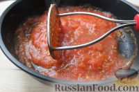 Фото приготовления рецепта: Спагетти с томатным соусом, оливками и каперсами - шаг №5