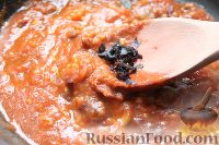 Фото приготовления рецепта: Спагетти с томатным соусом, оливками и каперсами - шаг №7