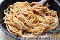 Фото приготовления рецепта: Спагетти с томатным соусом, оливками и каперсами - шаг №8