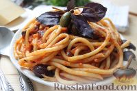 Фото приготовления рецепта: Спагетти с томатным соусом, оливками и каперсами - шаг №9