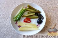 Фото приготовления рецепта: Сосиски в лаваше, с маринованными огурцами и сыром - шаг №3