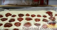 Фото приготовления рецепта: Простой летний пирог с клубникой - шаг №7