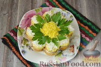 Фото приготовления рецепта: Закусочный торт-салат из крекеров, с рыбными консервами - шаг №18