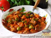 Фото к рецепту: Свинина, тушенная с оливками, в томатном соусе