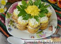 Фото к рецепту: Закусочный торт-салат из крекеров, с рыбными консервами