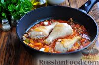 Фото приготовления рецепта: Курица, тушенная с фасолью, овощами и грибами - шаг №5