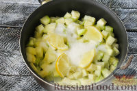 Фото приготовления рецепта: Варенье из кабачков и клубники - шаг №3