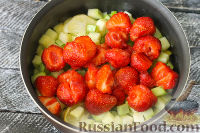 Фото приготовления рецепта: Варенье из кабачков и клубники - шаг №4