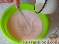 Фото приготовления рецепта: Клубничный йогуртовый торт (без выпечки) - шаг №8