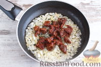 Фото приготовления рецепта: Сливочный соус с тунцом и вялеными помидорами - шаг №4