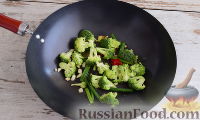 Фото приготовления рецепта: Кальмары с брокколи, в соевом соусе - шаг №4