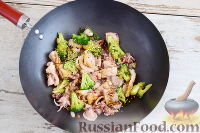 Фото приготовления рецепта: Кальмары с брокколи, в соевом соусе - шаг №7