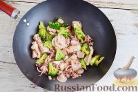 Фото приготовления рецепта: Кальмары с брокколи, в соевом соусе - шаг №9