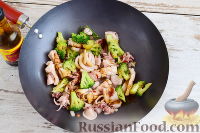 Фото приготовления рецепта: Кальмары с брокколи, в соевом соусе - шаг №8