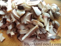 Фото приготовления рецепта: Картофель, тушенный с грибами - шаг №3