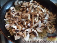 Фото приготовления рецепта: Картофель, тушенный с грибами - шаг №6