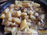 Фото приготовления рецепта: Картофель, тушенный с грибами - шаг №11