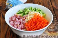 Фото приготовления рецепта: Салат с ветчиной и корейской морковью - шаг №4